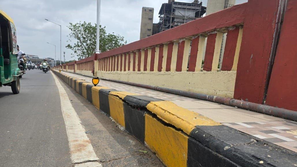 Chimanbhai Patel Bridge — Cracks and Bulging Slabs