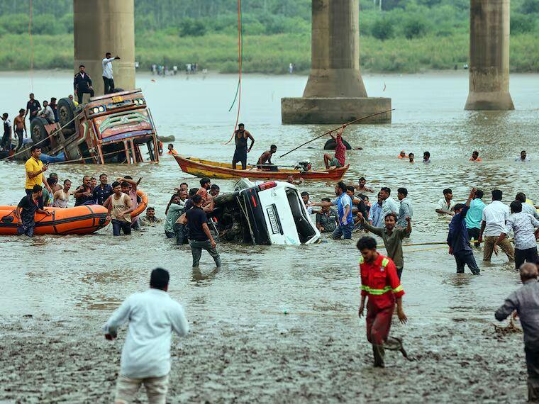 Gambhira bridge collapse — photo 2