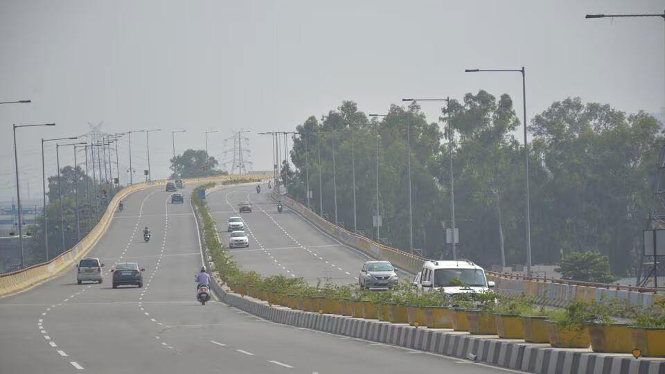 Hindon Elevated Road — Pillar Erosion & Murky Maintenance Takeover
