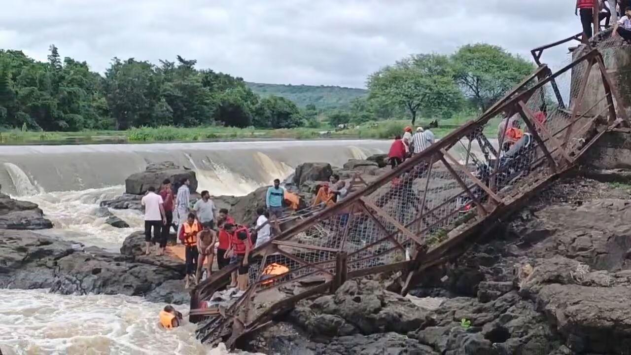 Indrayani River footbridge collapse — photo 2