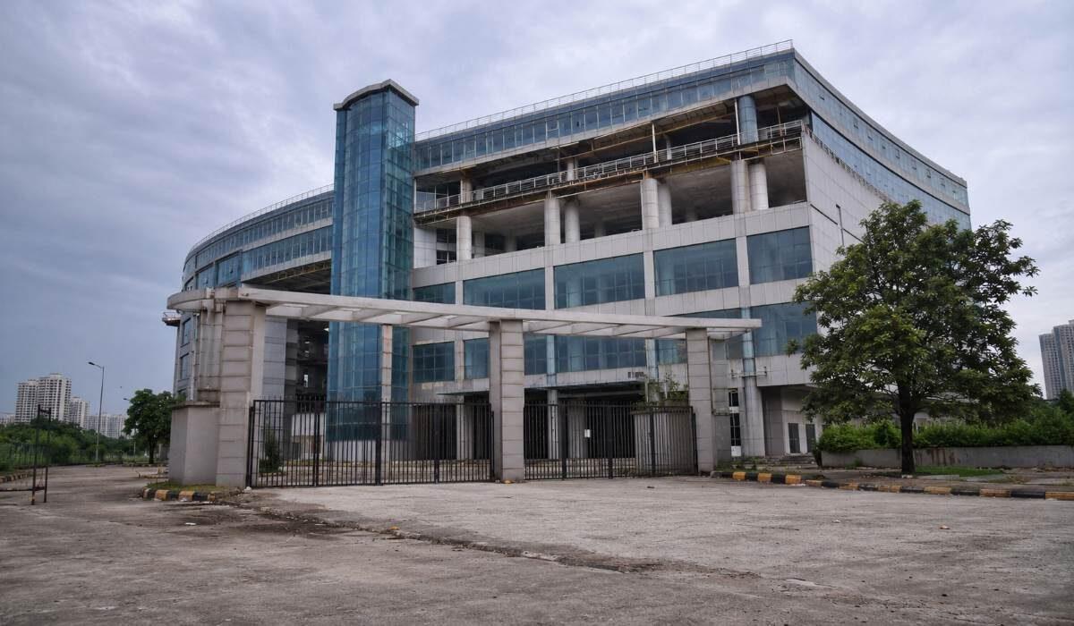 Noida Sector 82 City Bus Terminal — ₹158 Crore, Locked Gates