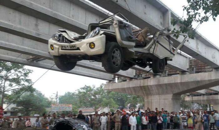 Varanasi flyover collapse — photo 2
